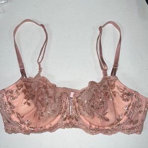 Worn only handful amount of times, beautiful bra! Nothing wrong just out grew